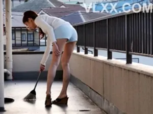 Em gái hàng xóm biết tôi hay nhìn sang nên thường làm trò khiêu khích