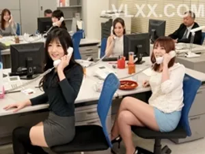 Vừa nghe điện thoại Gã chồng vừa xoạc với trai